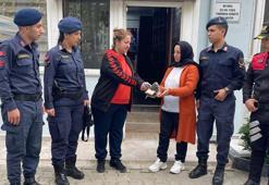 Plajda bulduğu para dolu çantayı sahibine teslim etti