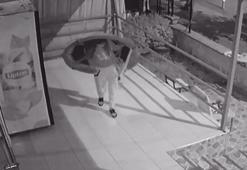 Sırtında trambolinle hırsızlık girişimi kamerada