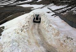 Nemrut Krater Gölü yolunda 6 metrelik karla mücadele çalışması