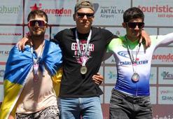 Rus ve Ukraynalı sporcular madalya töreninde birlikte poz verdi