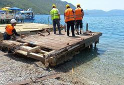 Marmaris'te kaçak iskelelerin yıkımına başlandı