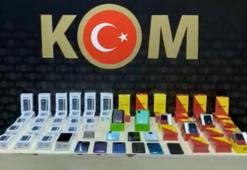 İzmir'de gümrük kaçağı cep telefonları ve aksesuarlar ele geçirildi