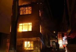 Bursa'da 3 katlı metruk bina yangında küle döndü