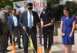 AK Parti'li Dağ, engelli parkurunu gözlerine bant takıp, gezdi