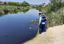 Atıklardan siyaha dönüşerek Marmara Denizi'ne akan Kınıklı Deresi'nde inceleme