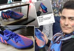 Şampiyonluk kramponların biri fanusta diğeri satışta