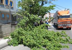 Sancaktepe'de TIR elektrik direklerini devirdi