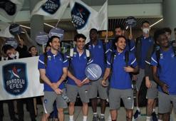 Anadolu Efes'e havalimanında coşkulu uğurlama