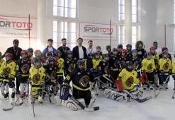 Hataysporlu futbolcular, buz hokeyi sporcuları ile buluştu