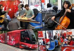 '19 Mayıs tramvayı'nda Gençlik Marşı'nı söylediler