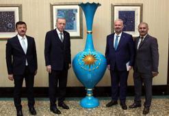 Çömlek sanatçısının yaptığı 2,5 metrelik vazo, Cumhurbaşkanı Erdoğan'a takdim edildi