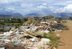 Manavgat yangınında zarar gören evlerin hafriyatı ormana döküldü