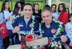 Milli boksör Elif Güneri, Karabük'te çiçeklerle karşılandı