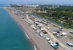 Aksu sahilinde değişen bir şey yok; yıkılmayınca yerleştiler