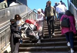 Avcılar'da metrobüs durağındaki asansör bakıma alındı; yolcular zor durumda kaldı