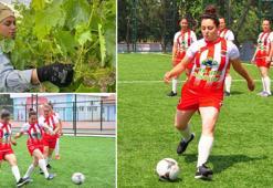 Kadın veliler gündüz üzüm bağında çalışıp, akşamları halı sahada futbol oynuyor