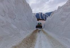 Yüksekova'da kardan kapanan üs bölgesi yolu tünellerle açıldı
