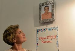 Bakanlıkta eşinin anısına çini sergisi açtı