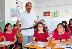 Uzattığı saçlarını bağışlayan Murat öğretmen, öğrencileriyle kanser hastalarına umut oldu