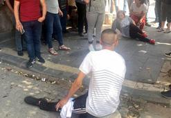 Sokakta yürüyen eşi ile yanındaki arkadaşını bacaklarından vurdu