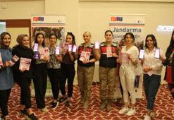 Kadın astsubaylar, kız yurdundaki öğrencilere KADES'i anlattı