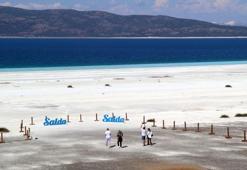 Salda Gölü'ndeki ziyaretçi defterine kimi aşkını yazdı kimi temennisini