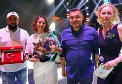 WBC Gümüş Kemer Şampiyonu Seren Ay Çetin'e sahnede plaket