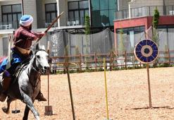 İstanbul'un fethinin yıl dönümünde savaş atları gösterisi heyecanı