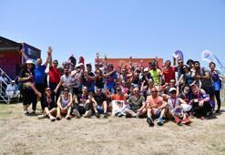 Atık konusuna dikkat çekmek isteyen sporcular Marmara Denizi'ne koştu