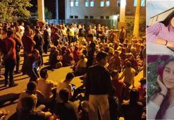 Lise öğrencisi akraba 2 kız kayboldu, aile ve mahalle sakinleri karakol önünde toplandı