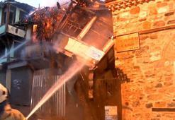 Bursa'da yangında 110 yıllık ahşap bina çöktü; 14'üncü yüzyıldan kalma cami yanma tehlikesi geçirdi