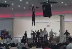 İşçinin asma tavandan düğün salonuna düşmesi kamerada