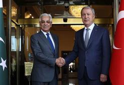 Bakan Akar, Pakistanlı mevkidaşı Asif ile bir araya geldi