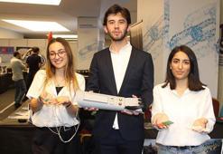 Metroda tek kollu kızdan etkilenip, biyonik kol yaptılar