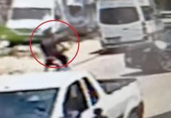 Motosiklet park halindeki minibüse çarptı; o anlar kamerada