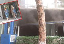 Kadıköy'de 11 katlı binada yangın; üst katlardakileri zillere basarak tahliye ettiler