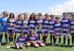 Türkiye 5'incisi kız futbol takımı Mor Menekşeler'in 2 oyuncusu milli takıma seçildi