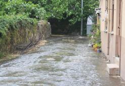 Ordu'da ana şebeke su borusu patladı; evi su bastı, yollar göle döndü