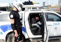 Trafik ışıklarında cam silip sürücülerden para isteyen 80 kişiye para cezası