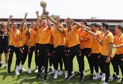 U19 Süper Lig şampiyonu Galatasaray kupasını aldı