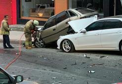 Ümraniye'de kazanın ardından park halindeki otomobiller yer değiştirdi: 2 yaralı
