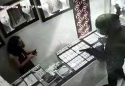 İzmir’de, kuyumcuya soygun girişimi kamerada
