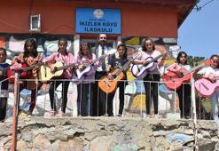 Gitar çalmayı öğrenen 8 kız öğrenci, köylerde mini konserler veriyor