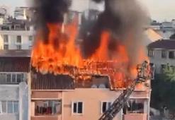 Arnavutköy’de 4 katlı binanın çatısı alev alev yandı