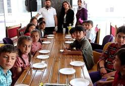 Okuyamamanın burukluğunu, köy okullarındaki öğrencilere pasta ikram ederek gideriyor