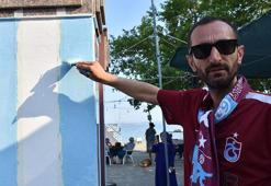 Fanatik çeşme, bordo-mavi renklere boyandı