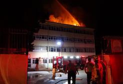 İzmir'de okul çatısında yangın