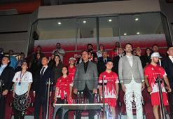 Bakan Kasapoğlu: Yüzbinlerce öğrencimiz spor ekipmanlarına kavuştu