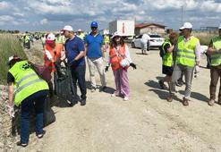 Bolayır sahilinde 250 torba atık toplandı