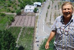 Komşu parselden geçen yol kapanınca otomobili ve traktörü evin önüne ‘hapsoldu’